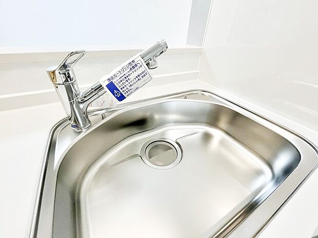 いつでも清潔なおいしいお水を。一つの水栓で水道水と浄水を使い分け。