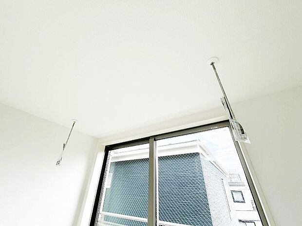 室内物干しポール。梅雨や花粉の時期に大活躍します。