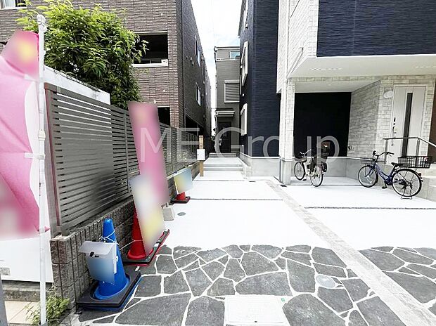 ~Exterior~ JR中央・総武線「小岩」駅徒歩9分・京成本線「京成小岩」駅徒歩7分!駅近の利便性と豊かな自然を享受する住環境のもと、彩り豊かな快適な暮らしは家族を笑顔にしてくれそうです。