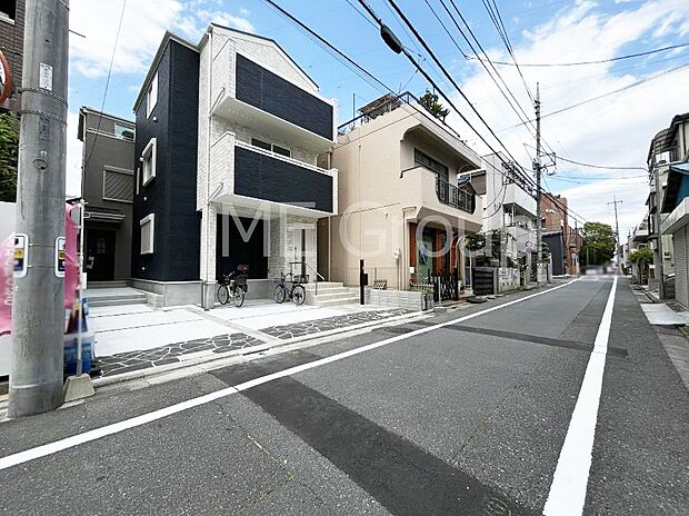 ~Exterior~ 前面道路:南東 5.51m 公道 前面道路は閑静な住宅地をはしる車通りの少ない道路。駐車の出し入れもらくらくです!ご不明点・現地見学のご希望は、お気軽にお問い合わせください!