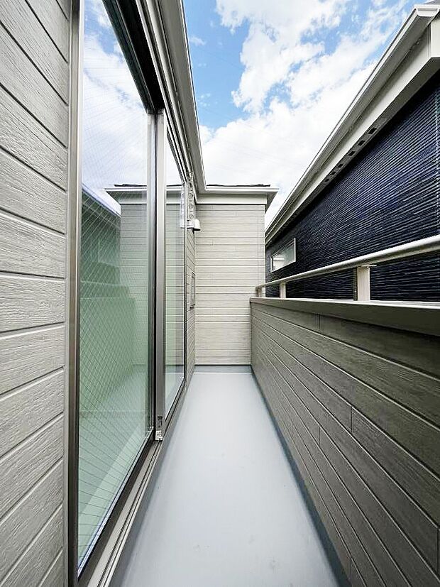 ~Balcony~ 大きな空に囲まれた気持ちのいい家。バルコニーを覗くだけで圧倒的な開放感に包まれます。バルコニーは陽がさしこみお布団や洗濯物を気持ちよく干すことができます。