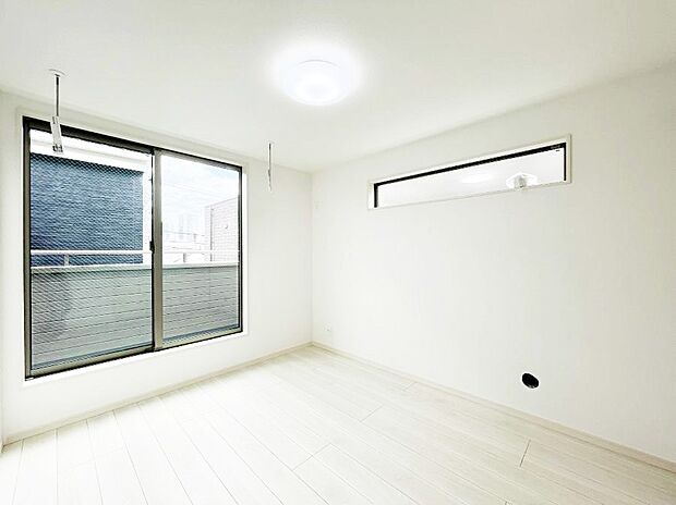 ~Bed Room~ バルコニーからの採光で朝もスッキリ目が覚めそうですね!穏やかな光が差し込む室内には、穏やかな時間が流れます。休日には、落ち着いた空間で自分の趣味を楽しむのはいかがですか。