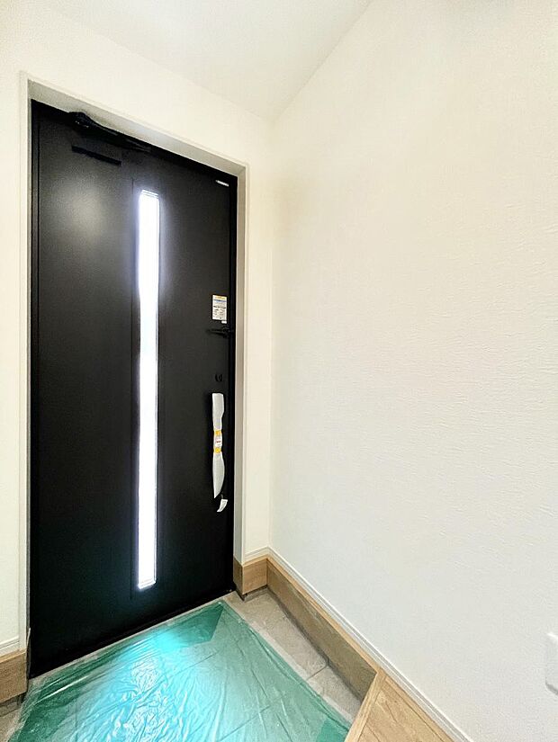 ~Entrance~ 玄関は家の顔といわれますが我が家のセンスをさりげなく感じさせる魅力ある玄関造りも楽しみの一つ。帰宅する度に家族がほっとできる心地よい空間造りも大切ですね♪