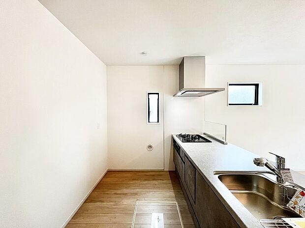 ~Kitchen~ 自然光が入る窓のあるキッチン☆毎日使う場所だからこそ、使い勝手を考慮しました。ゆったりとしたキッチンコーナーは質感豊かな仕上がりとなっております。