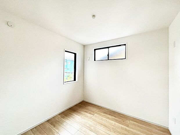 ~Bed Room~ 子供部屋はお子様にとって大変重な役割があります。子供一人で過ごす空間を与えることで、宿題や勉強時間も自然と増えまた自ら部屋の片付けや掃除なども促すことに繋がります。