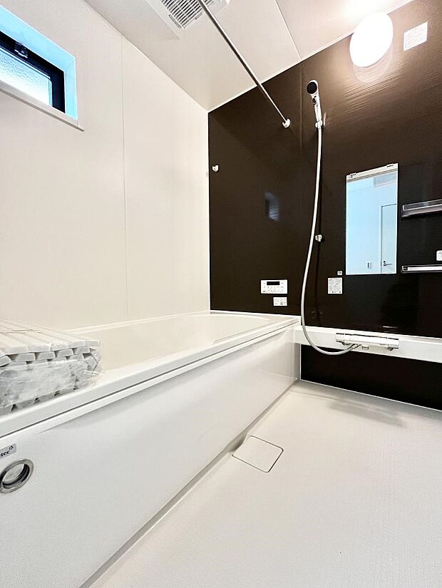 ~Bath Room~ 落ち着いた雰囲気の浴室で明日に向けてリフレッシュ。浴室乾燥機能も付いているので隣の洗濯機置き場で洗い上がった洗濯物を、雨の日も天気を気にせず乾燥させることも可能です。