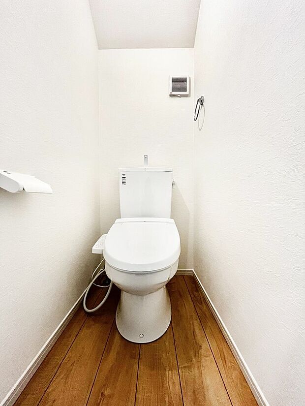 ~Toilet~ 綺麗・スッキリ・快適なウォシュレット付トイレでくつろげる空間です。トイレは毎日使わざるを得ないもの。いつも清潔を保ちたいですね。トイレが2ヶ所あるので朝の混雑時に便利です!