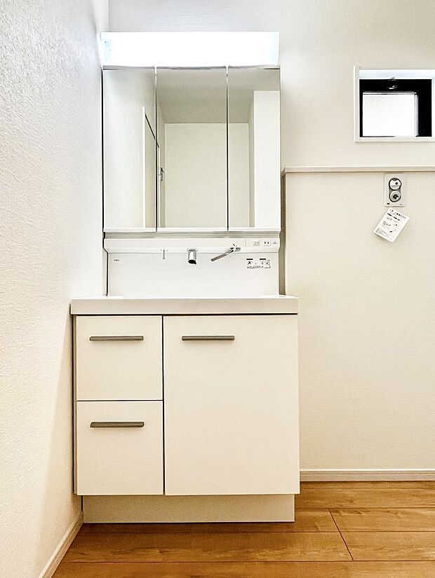 ～Dressing Room～　暗くなりがちな洗面所も窓があると採光と換気が可能なので気持ちよくお使い頂けます。三面鏡タイプの洗面台は鏡裏収納で散らかりがちな洗面所もスッキリ♪