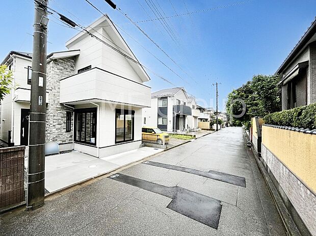 ~Exterior~ 前面道路は閑静な住宅地をはしる車通りの少ない道路。駐車の出し入れもらくらくです!ご不明点・現地見学のご希望は、お気軽にお問い合わせください!