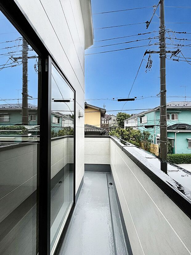 ~Balcony~ バルコニーは温かい陽がさしこみ、お布団や洗濯物を気持ちよく干すことができます。 使いやすく開放的なバルコニーです♪陽ざしがたっぷり降り注ぐ、バルコニー付き住まい。
