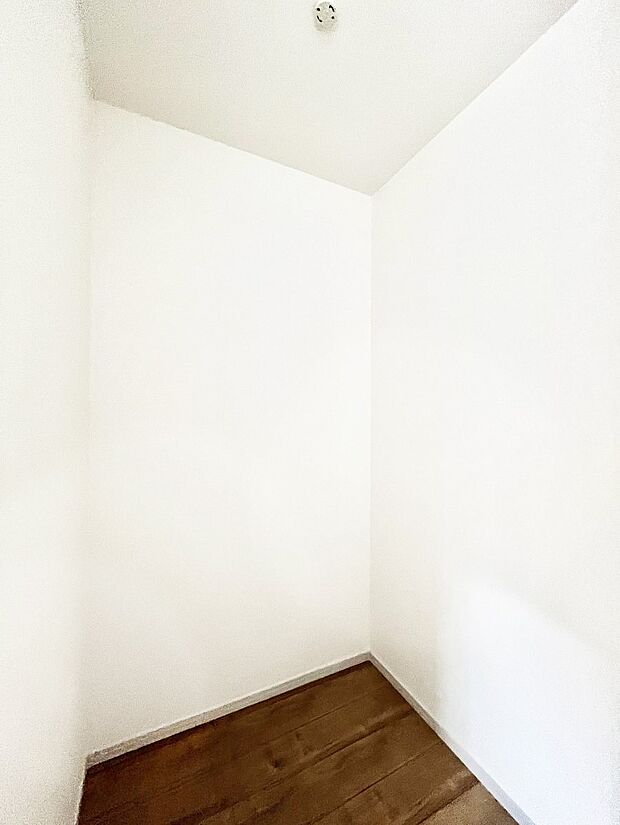 ~Walk-in Closet~ 必要なものやコーディネートを一覧して確認でき、身支度や準備が短時間で済むウォークインクローゼットを設置しました。家の中をすっきりとさせる便利な収納スペースです。