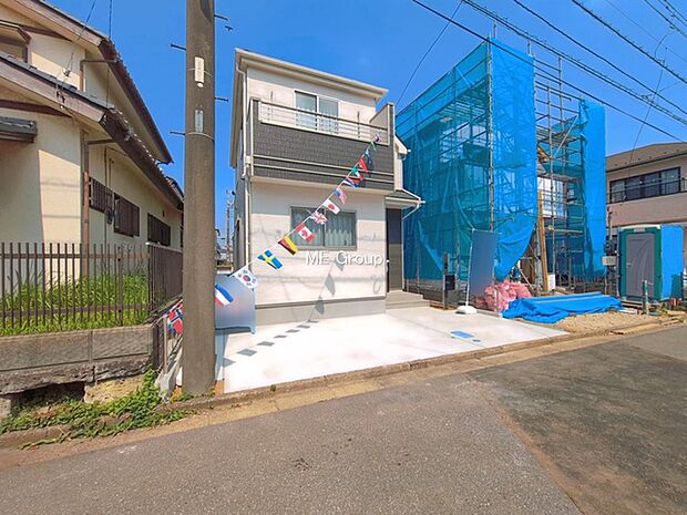 ~Exterior~ 堂々たる趣ながら、主張し過ぎずどこか余裕を感じさせるシャープなフォルムで佇む邸宅は、晴天の空と照らし合わせる事で、本来あるべき完成形の姿を見せてくれます。