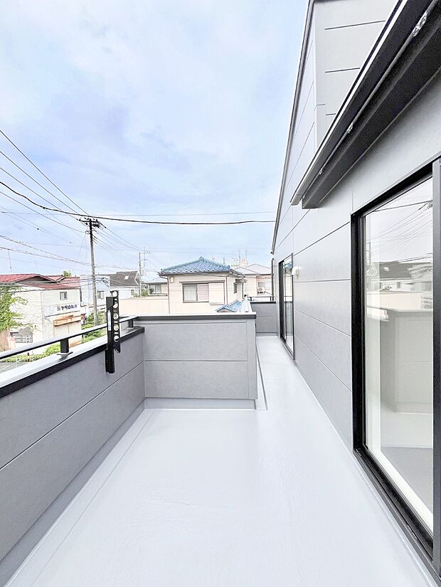 ゆったりバルコニーだから沢山お洗濯ものを干せます。