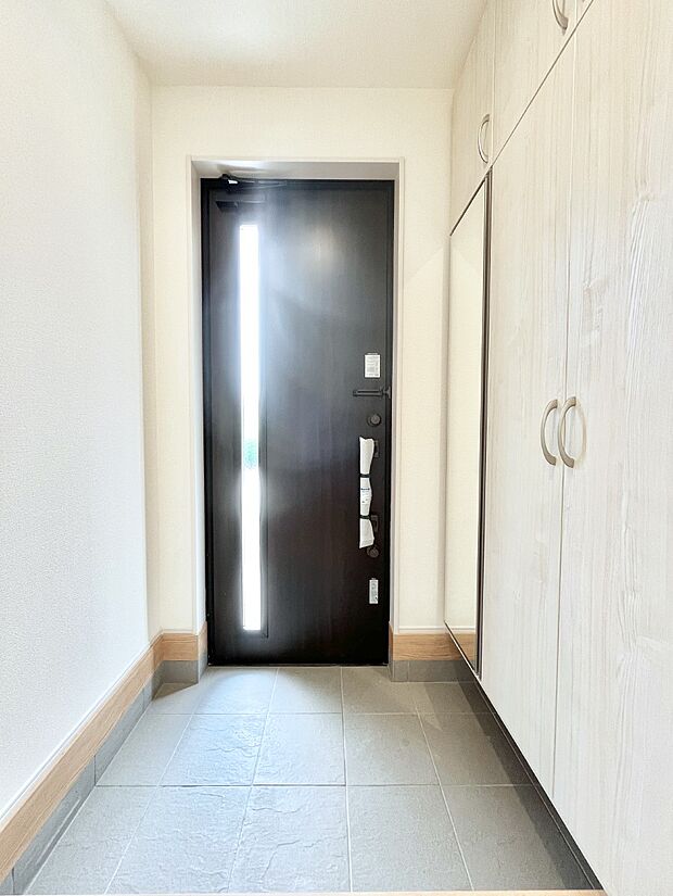 ◆3号棟◆~Entrance~ 家の中でお客様を迎える最初の場所である玄関は、家の印象そのものです!豊富な玄関収納で、常に綺麗に保つことが出来ます♪玄関にはたっぷり収納の下駄箱を完備!