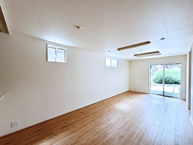 ◆3号棟◆~Living~ 飽きの来ないシンプルでおしゃれなLDK。大きな窓から日差しが差し込むので室内も明るく、家族の憩いの場としてピッタリです。開放感と日当たりの良さを是非ご覧ください!