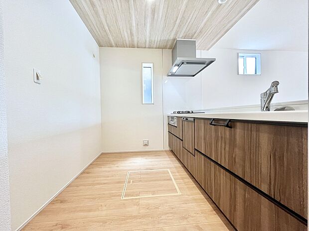 ◆3号棟◆～Kitchen～　自然光が入る窓のあるキッチン☆毎日使う場所だからこそ、使い勝手を考慮しました。ゆったりとしたキッチンコーナーは質感豊かな仕上がりとなっております。