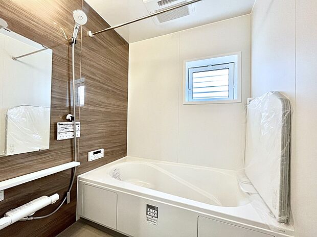 ◆3号棟◆～Bath Room～　窓付きのバスルームは、採光もあり明るく気持ちの良い空間です。窓があることで、換気環境も良好。ゆったり寛げるバスルームで、毎日のバスタイムが楽しみになりそうです。