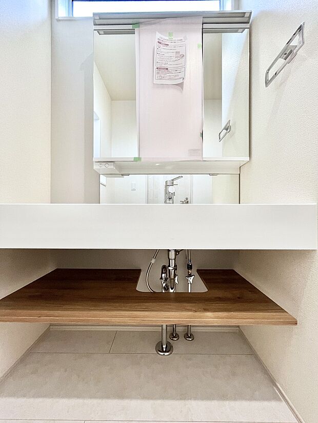 ◆3号棟◆~Dressing Room~ 十分な大きさの洗面台は収納もさる事ながら、身だしなみチェックや歯磨きなど、朝の慌ただしい時間でもホテルライクなスペースで余裕とゆとりを感じて頂けます。