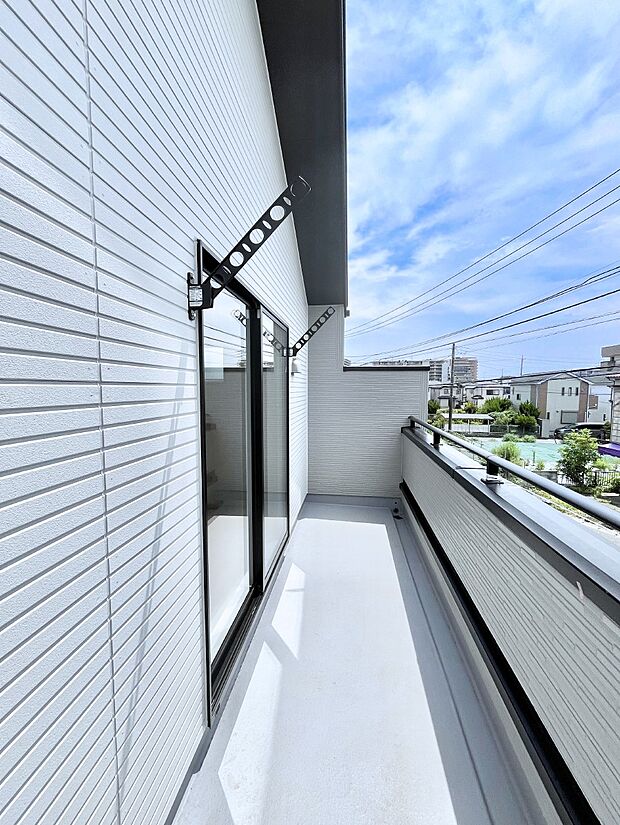 ◆3号棟◆～Balcony～  大きな空に囲まれた気持ちのいい家。  バルコニーを覗くだけで圧倒的な開放感に包まれます。  バルコニーは陽がさしこみお布団や洗濯物を気持ちよく干すことができます。