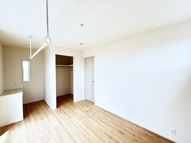 ◆3号棟◆~Bed Room~ 「今日も一日お疲れ様」とご夫婦でゆったりくつろげる寝室。毎日の家事やお仕事に疲れた日はフカフカのベットで癒されてください。本棚をおいても快適な広さが自慢♪