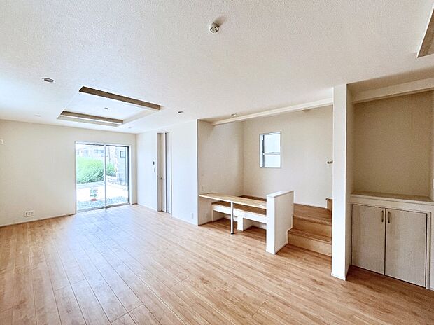 ◆3号棟◆~Living~ リビングに階段のある間取りです♪家族のコミュニケーションがスムーズに取れますね♪ゆとりある暮らしと心地よい住環境が紡ぐ贅沢な時間をご家族みんなでお過ごし下さい。