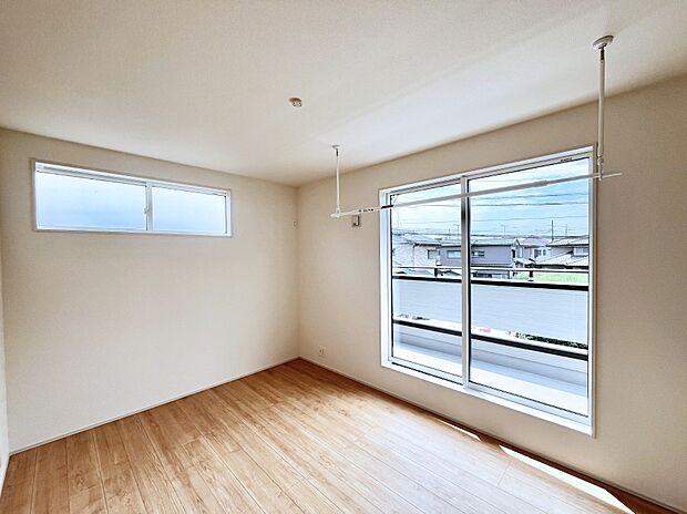 ◆3号棟◆~Bed Room~ 2面採光を確保した明るい室内は、風通しも良く、大変居心地の良い空間となっております。爽やかな風を感じて起きる朝は、快適生活の始まりに!日当たりが良い住まい♪