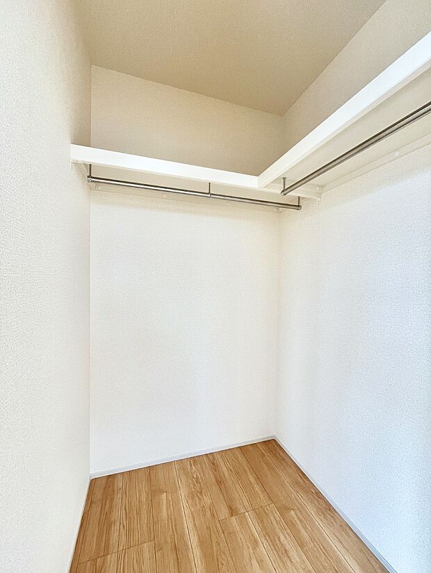 ◆3号棟◆～Walk-in Closet～　たくさんの洋服をかけてもシワになりにくいウォークインクローゼット。洋服以外にも、普段使わない家電やスーツケース、ストック品など何でも片付く嬉しい空間です。