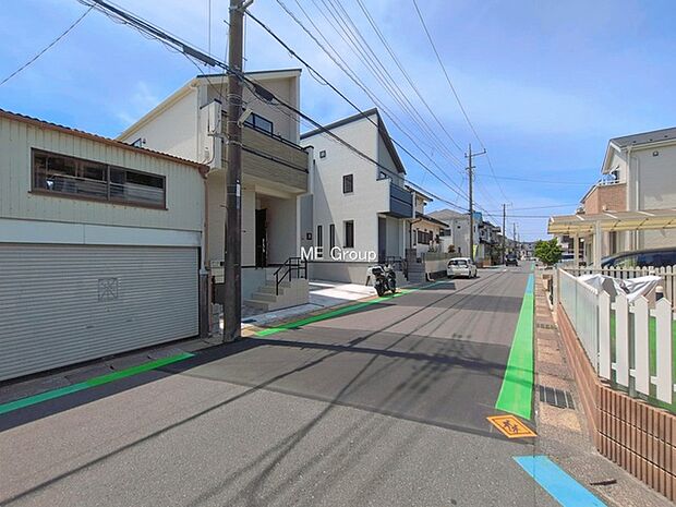 ～Exterior～　前面道路：北西 6m 公道　前面道路は閑静な住宅地をはしる車通りの少ない道路。駐車の出し入れもらくらくです！ご不明点・現地見学のご希望は、お気軽にお問い合わせください！