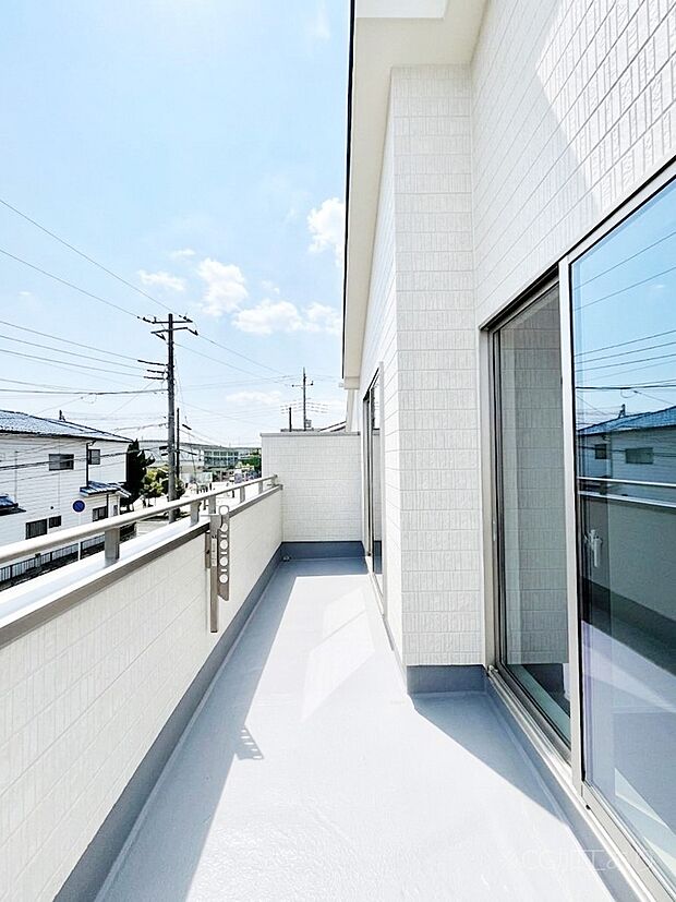 2部屋から出入りできるバルコニーで毎日のお洗濯やお布団干しもラクラク快適に!