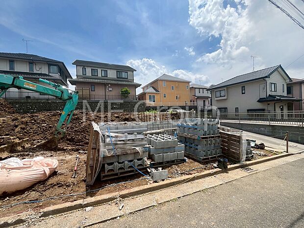 ◆1号棟◆~Exterior~ 一戸建ての大きなメリットは、自分達の「土地」を「自由に」使える事です。ガーデニングやDIY,車やバイクの趣味など様々な用途で利用できます。