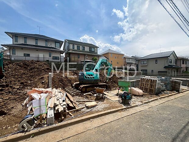 ◆2号棟◆~Exterior~ 閑静な住宅地で子育て家族に最適。緑に恵まれたエリアでお散歩も快適で、自然に包まれた穏やかな暮らしを叶える住環境です。緑の潤いを感じながらホッと過ごせそう。