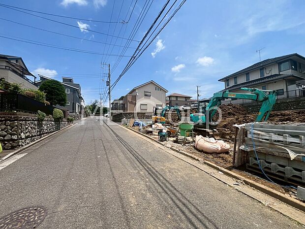 ~Exterior~ 前面道路:北 6m 公道 前面道路は閑静な住宅地をはしる車通りの少ない道路。駐車の出し入れもらくらくです!ご不明点・現地見学のご希望は、お気軽にお問い合わせください!
