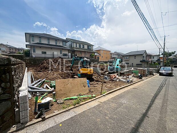 ◆3号棟◆~Exterior~ お家のグレードだけでなく、街並みや周辺環境も大切なポイントです。どんな場所に暮らすかで、日々の快適さや将来の住み心地は大きく変わってきます。