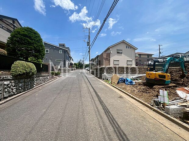 ~Exterior~ 前面道路:北 6m 公道 前面道路は閑静な住宅地をはしる車通りの少ない道路。駐車の出し入れもらくらくです!ご不明点・現地見学のご希望は、お気軽にお問い合わせください!
