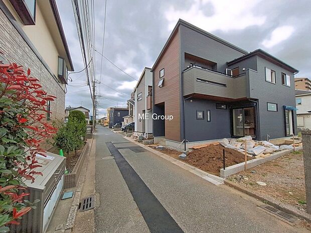 ～Exterior～　前面道路：西 4m 公道　前面道路は閑静な住宅地をはしる車通りの少ない道路。駐車の出し入れもらくらくです！ご不明点・現地見学のご希望は、お気軽にお問い合わせください！