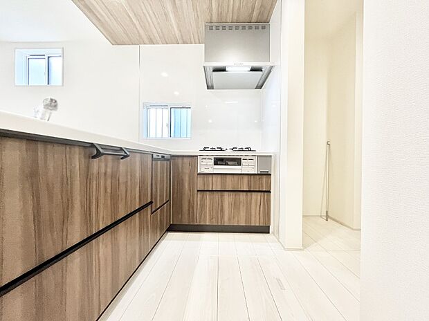 ◆1号棟◆~Kitchen~ 動線が短く、手早く作業できるL型キッチン。コーナーにスパイス類を置いてスッキリと♪ゆったりとしたキッチンコーナーは質感豊かな仕上がりとなっております。