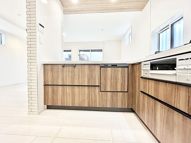 ◆1号棟◆~Kitchen~ 会話が弾むリビング、料理が愉しくなるキッチン。家は、ただ生活する場ではなく、暮らしを愉しく、快適にする場所。笑顔の毎日、安らぎの日々のために、最新の設備・仕様を採用。