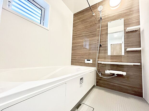 ◆1号棟◆~Bath Room~ 足を伸ばして入浴することが可能!一日の疲れを癒す貴重なバスタイムです。お子様とご一緒でも十分な広さなので、リビングとは違った家族団欒のひと時をお楽しみいただけます。