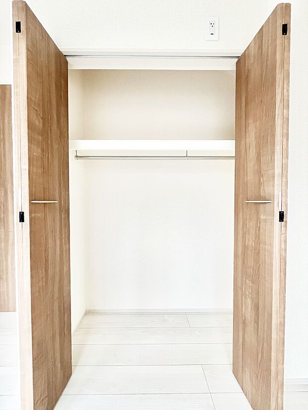 毎日着る衣類や荷物などの収納に便利なクローゼット付きです。