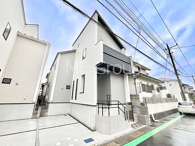 ◆1号棟◆~Exterior~ 一戸建ての大きなメリットは、自分達の「土地」を「自由に」使える事です。ガーデニングやDIY,車やバイクの趣味など様々な用途で利用できます。