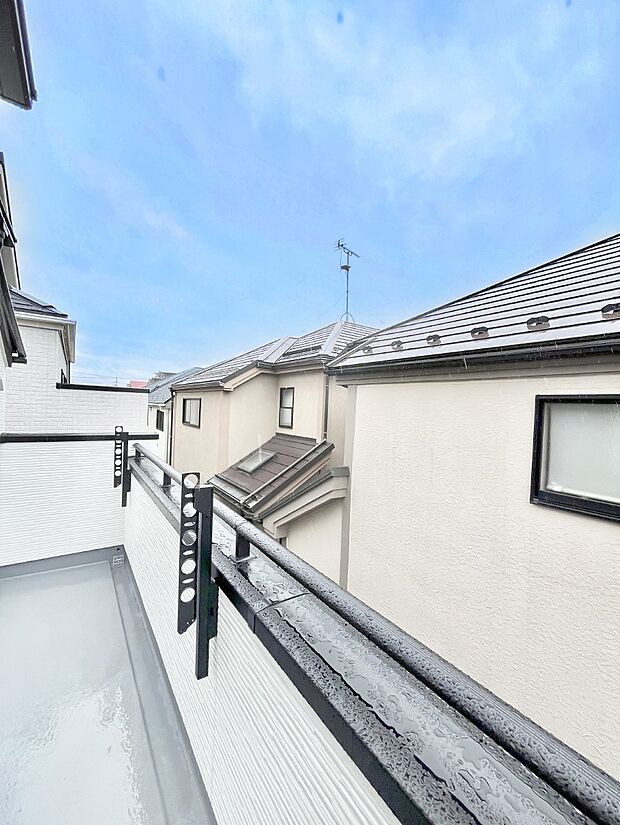 ◆1号棟◆~Balcony~ 大きな空に囲まれた気持ちのいい家。バルコニーを覗くだけで圧倒的な開放感に包まれます。バルコニーは陽がさしこみお布団や洗濯物を気持ちよく干すことができます。