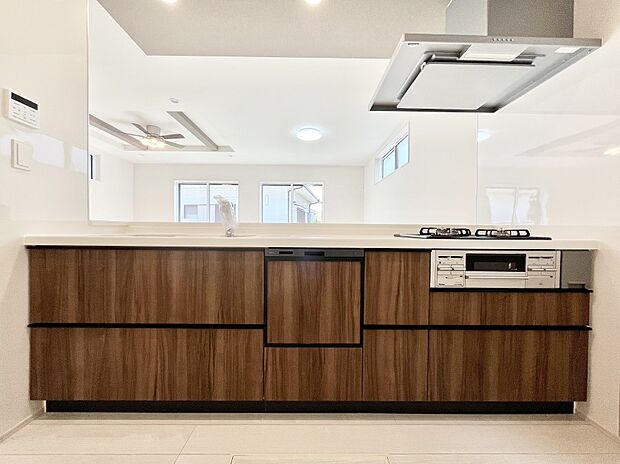 ◆1号棟◆~Kitchen~ 会話が弾むリビング、料理が愉しくなるキッチン。家は、ただ生活する場ではなく、暮らしを愉しく、快適にする場所。笑顔の毎日、安らぎの日々のために、最新の設備・仕様を採用。