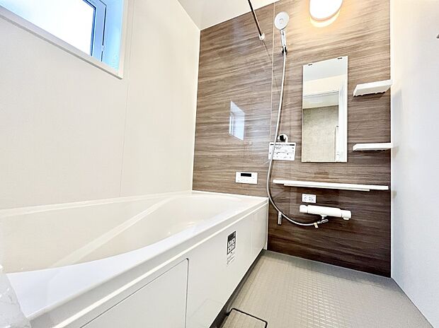 ◆1号棟◆~Bath Room~ 窓付きのバスルームは、採光もあり明るく気持ちの良い空間です。窓があることで、換気環境も良好。ゆったり寛げるバスルームで、毎日のバスタイムが楽しみになりそうです。