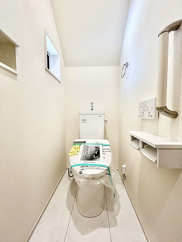 ◆1号棟◆~Toilet~ 清潔感のある水回り♪トイレはウォシュレット付きです◎トイレは毎日使わざるを得ないもの。いつも清潔を保ちたいですね。トイレが2ヶ所あるので朝の混雑時に便利です!