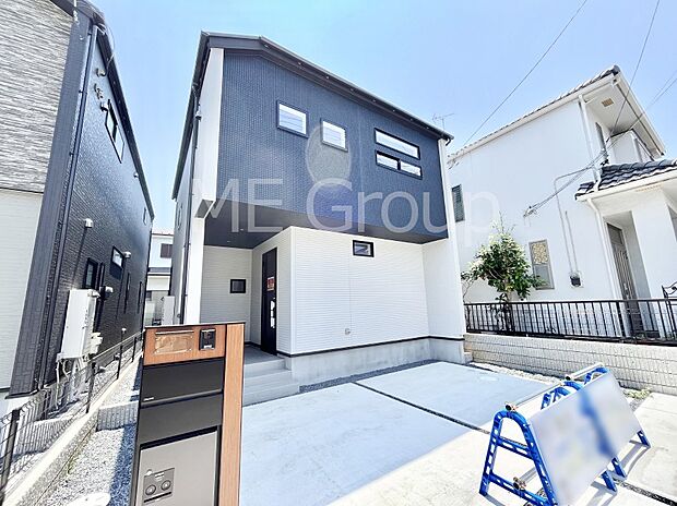 ◆1号棟◆~Exterior~ 堂々たる趣ながら、主張し過ぎずどこか余裕を感じさせるシャープなフォルムで佇む邸宅は、晴天の空と照らし合わせる事で、本来あるべき完成形の姿を見せてくれます。