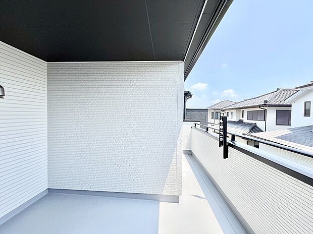 ◆1号棟◆~Balcony~ 南向きのバルコニーの前には雲以外に太陽を遮るものがありません。お洗濯物も乾きやすく、何より明るく気持ちのいい光が入ってきます。使いやすく開放的なバルコニーです♪