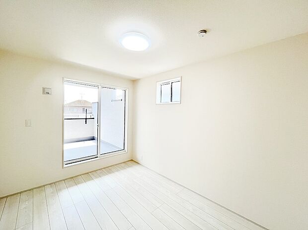 ◆1号棟◆~Bed Room~ 木の温もりがやさしいフローリングは安らぎをもたらすプライベート空間。明るめのフローリングですので、壁紙ともマッチし、お部屋を更に広く見せてくれる効果も。