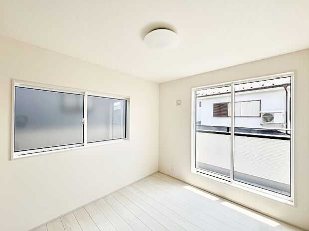 ◆1号棟◆~Bed Room~ 2面採光を確保した明るい室内は、風通しも良く、大変居心地の良い空間となっております。爽やかな風を感じて起きる朝は、快適生活の始まりに!日当たりが良い住まい♪