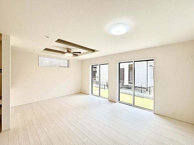 ◆1号棟◆~Living~ 家族の一体感を感じられる広々としたスペース。家族と過ごす時間を大切にする方にピッタリのゆとりの住空間です。お子様が走り回っても安心して見守れます。