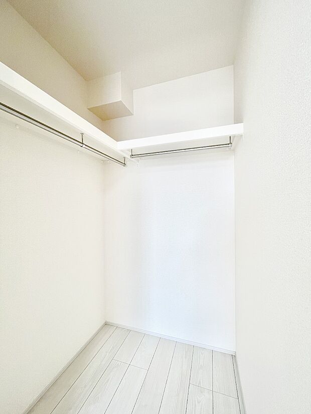 ◆1号棟◆~Walk-in Closet~ たくさんの洋服をかけてもシワになりにくいウォークインクローゼット。洋服以外にも、普段使わない家電やスーツケース、ストック品など何でも片付く嬉しい空間です。